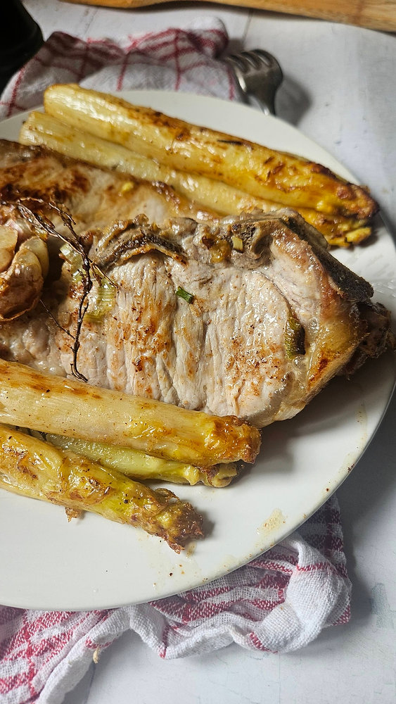 Côtes de veau rôties, asperges blanches au beurre, thym et ail confit