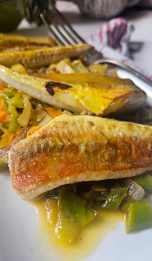  Filets de rouget barbet poêlés, petits légumes fondants & sauce safran du Gers