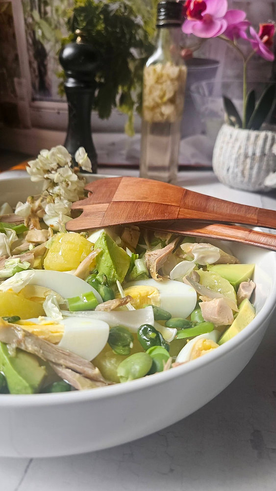  Salade de pommes de terre, œufs, avocat, fèves et poulet rôti