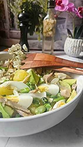  Salade de pommes de terre, œufs, avocat, fèves et poulet rôti