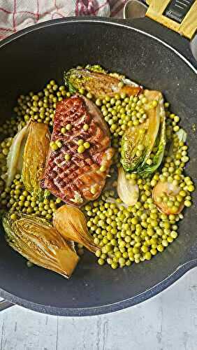  Magret de canard aux petits pois, oignons cébettes & sucrines braisées