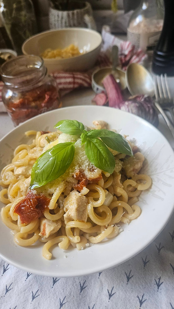 One‑pot pasta au poulet, tomates confites et basilic