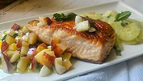 Pavé de saumon, salsa nectarine–basilic & concombre à la menthe