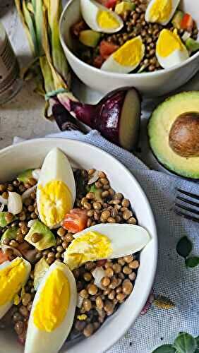Salade composée aux lentilles, avocat & œufs durs