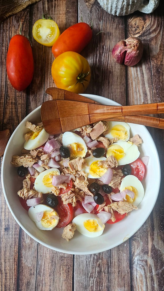  Salade de tomates, œufs durs & thon — la simplicité des étés d’antan