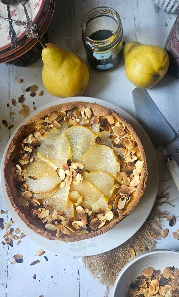 Flan pâtissier aux poires, miel de nigelle & amandes