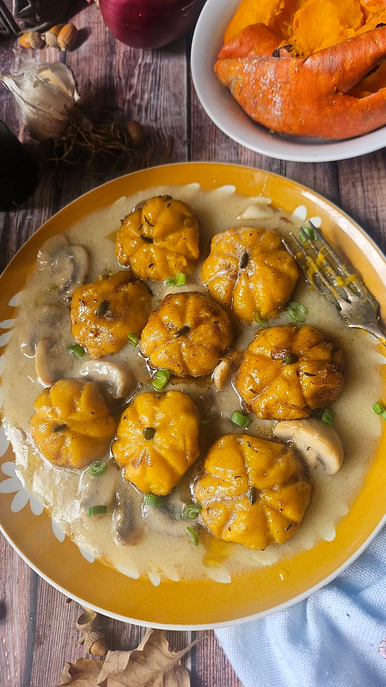 Gnocchis de potimarron en forme de mini-courges, sauce volaille aux champignons