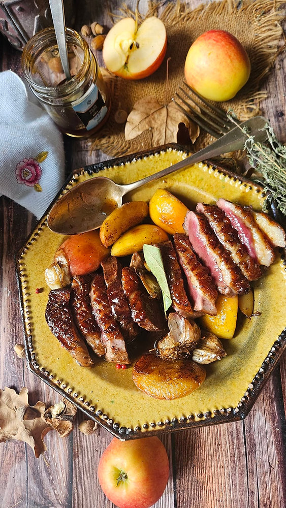 Magret de canard aux pommes du verger & sauce réduite au miel de nigelle