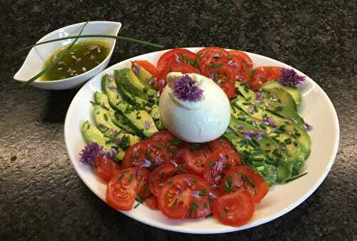 Tomates, fleurs de ciboulette, burrata - Cuisiner à ma façon