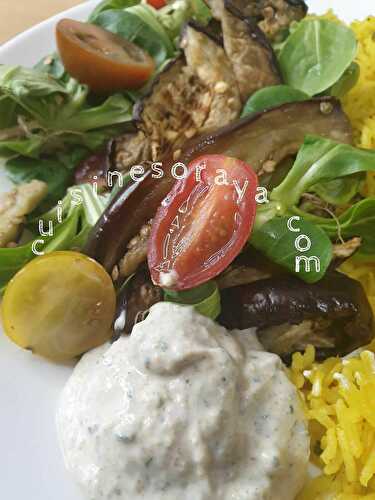 Salade de mâche, tomate, aubergine grillé et sa sauce au yaourt épicée