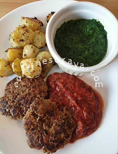 Galette de kefta mcharmel, pommes de terre au four et d'une sauce tomate