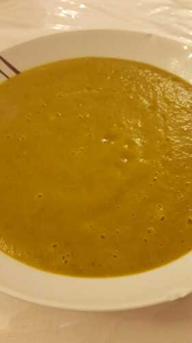 Soupe de fanes de carottes, carottes et pommes de terre