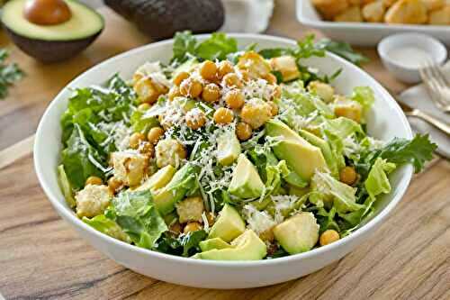 10 variantes de la salade César à savourer pour un festin croquant et délicieusement réinventé