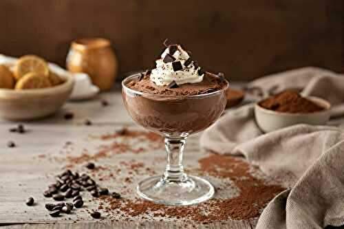Mousse au chocolat avec du chocolat en poudre