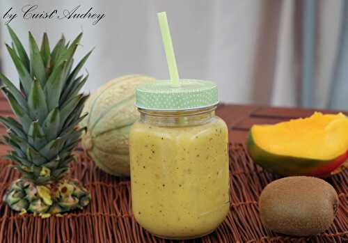 Smoothie ananas, mangue, kiwi et melon