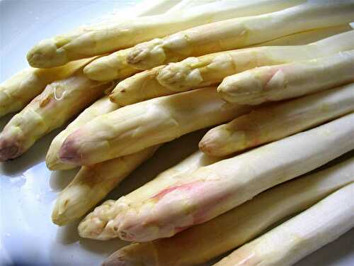 Asperges blanches et carottes de printemps : 2 astuces d'épluchage