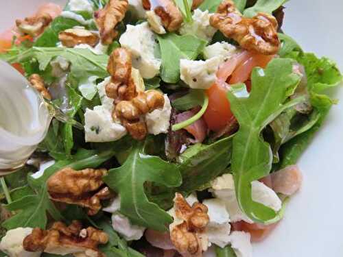 Salade printanière : mesclun, saumon, roquette, chèvre, boursin, noix, huile de noix