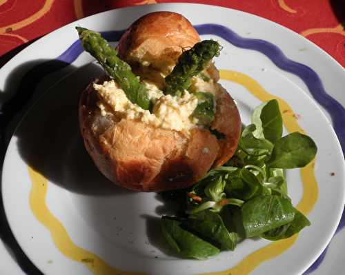 Brioche aux oeufs brouillés et pointes d’asperges