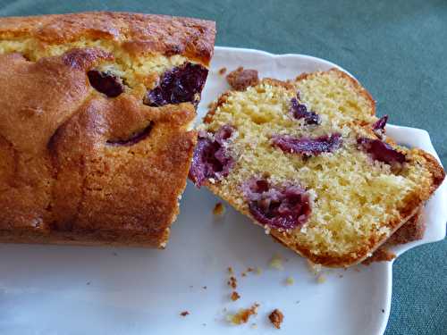 Cake à la cerise fraîche et fève de tonka