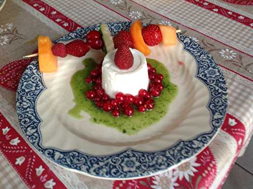 Faisselle, coulis vert et brochette de fruits