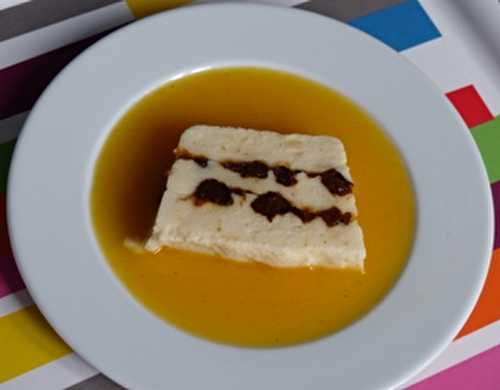 Gâteau de semoule aux pruneaux et son coulis d’oranges