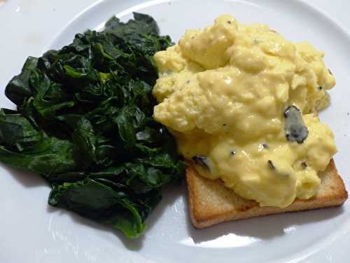 Oeufs brouillés aux brisures de truffes