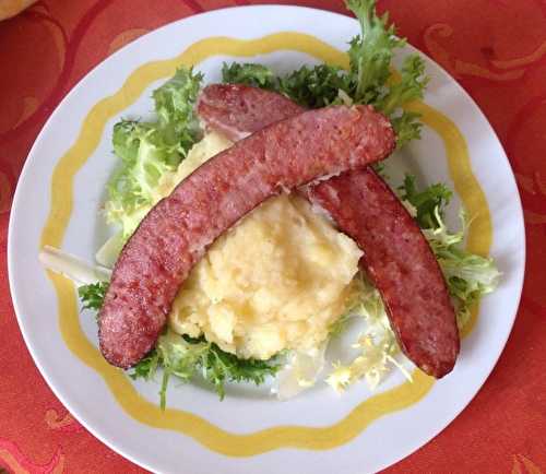 Saucisse de Montbéliard sur lit de purée