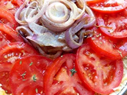 Tarte à la tomate et oignon rouge