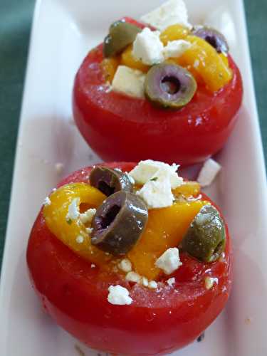 Tomates farcies aux poivrons marinés, féta et olives vertes