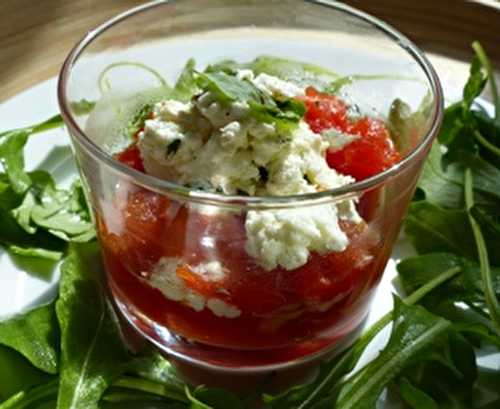 Verrine de chèvre et tomate confite, miel au piment d’espelette