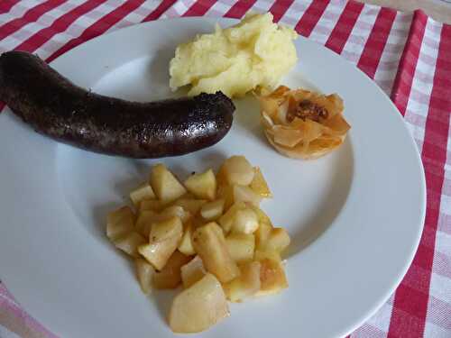 Boudin noir,  pomme, poire et chausson au camembert