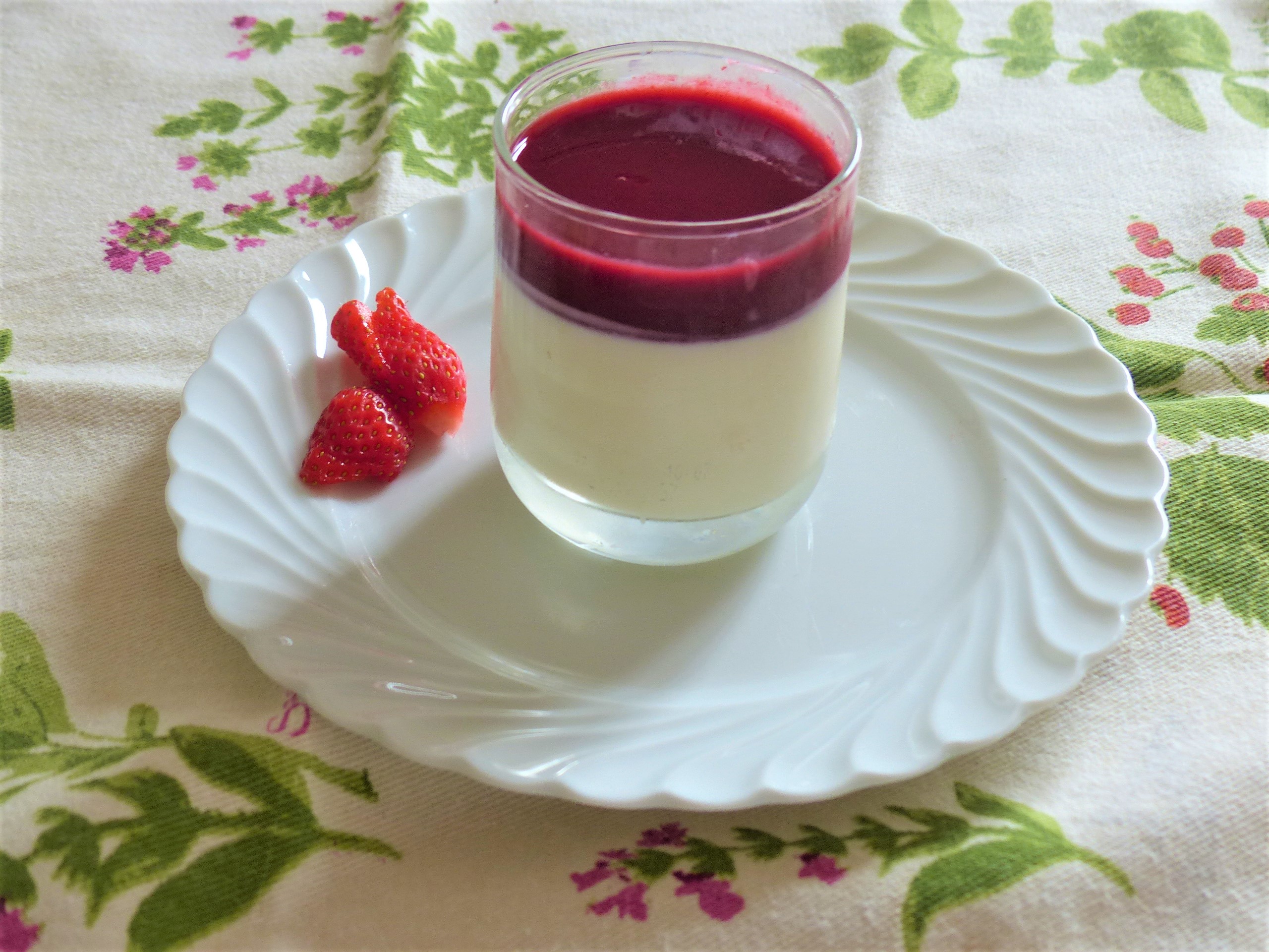 Panna cotta chocolat blanc et coulis de fruits rouges