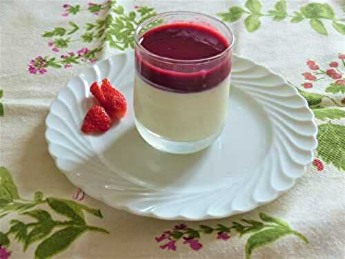 Panna cotta chocolat blanc et coulis de fruits rouges