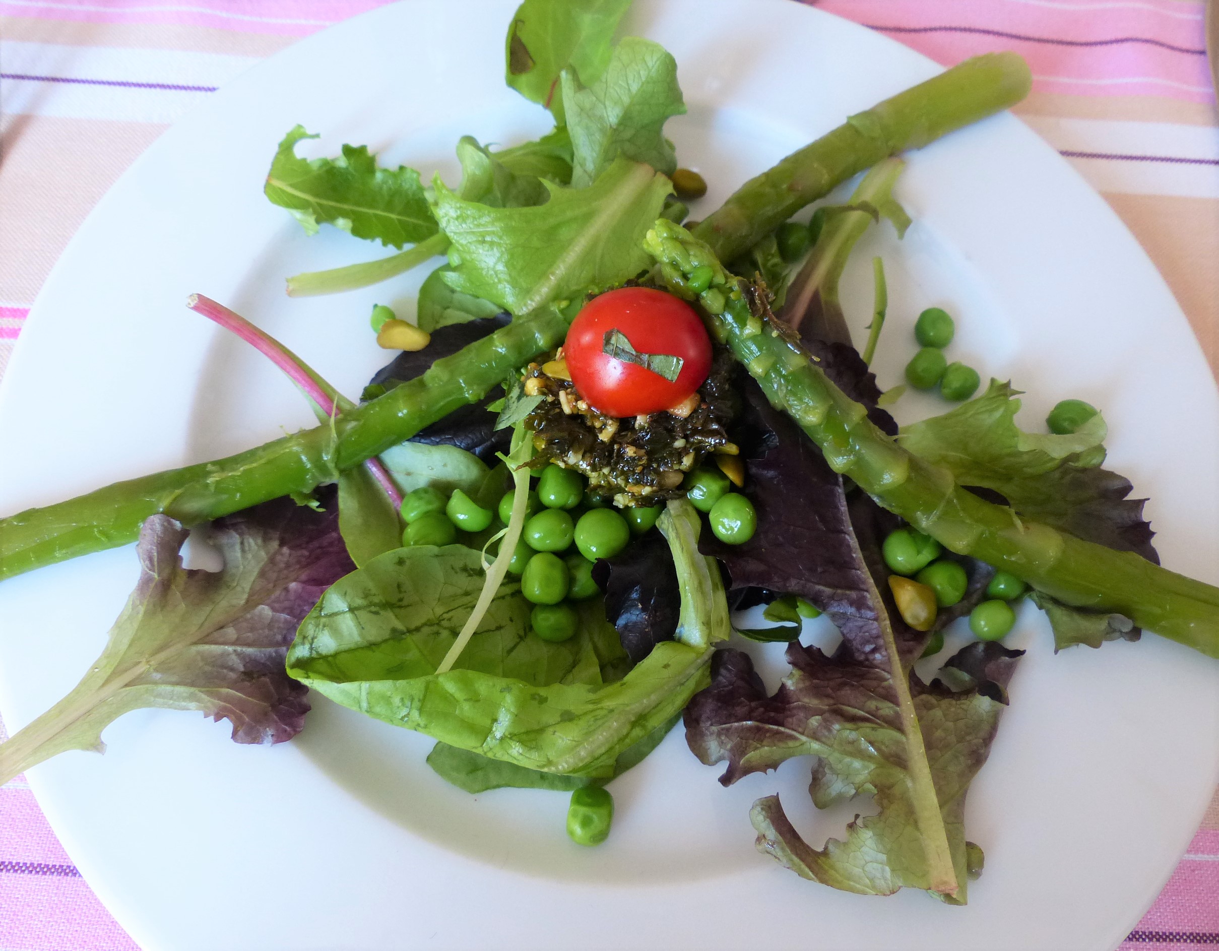 Salade printanière aux asperges vertes et petits pois frais.