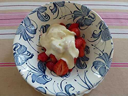 Salade de fraises avec sa crème au miel