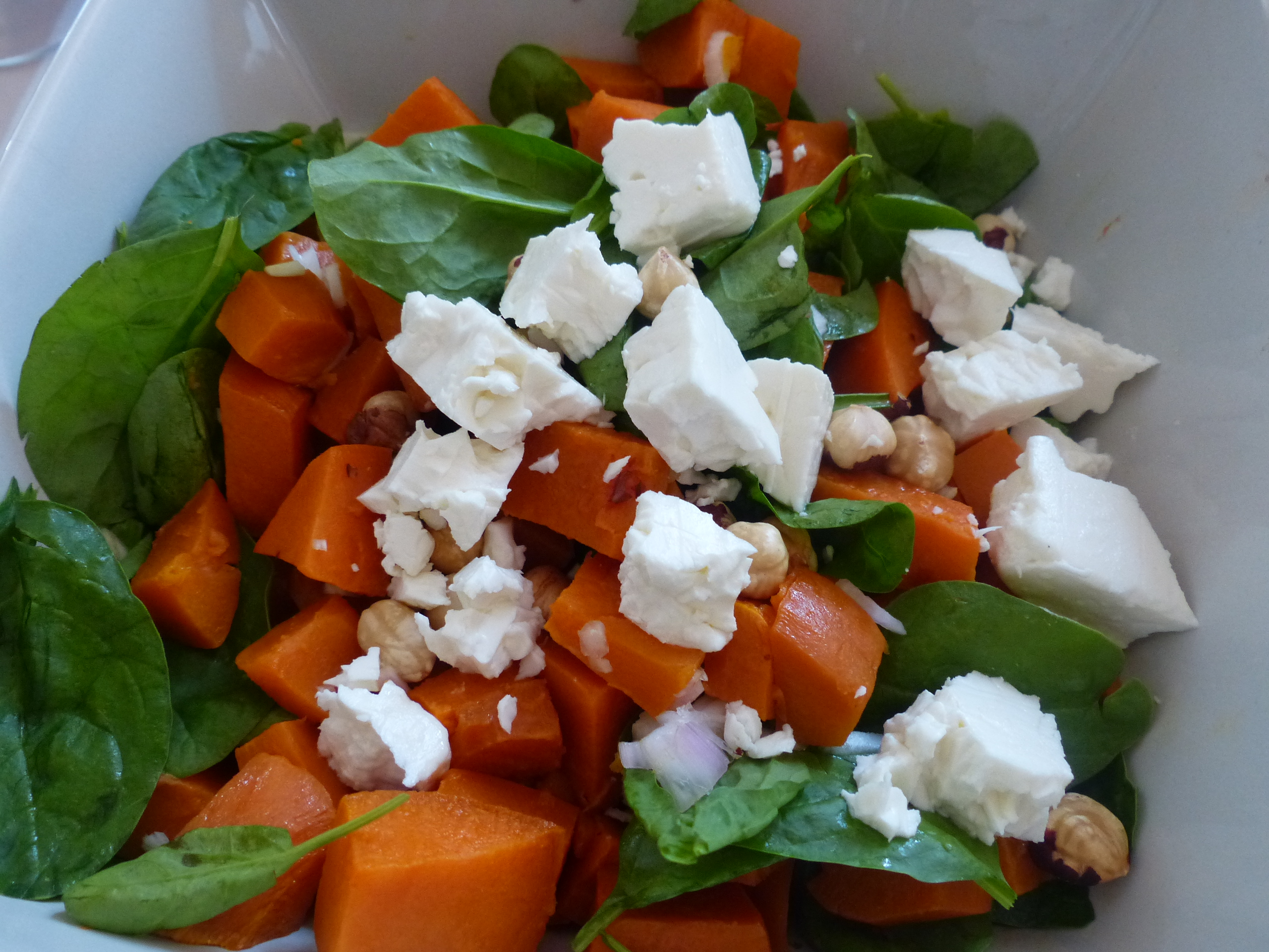 Salade de patate douce, pousses d’épinards et féta