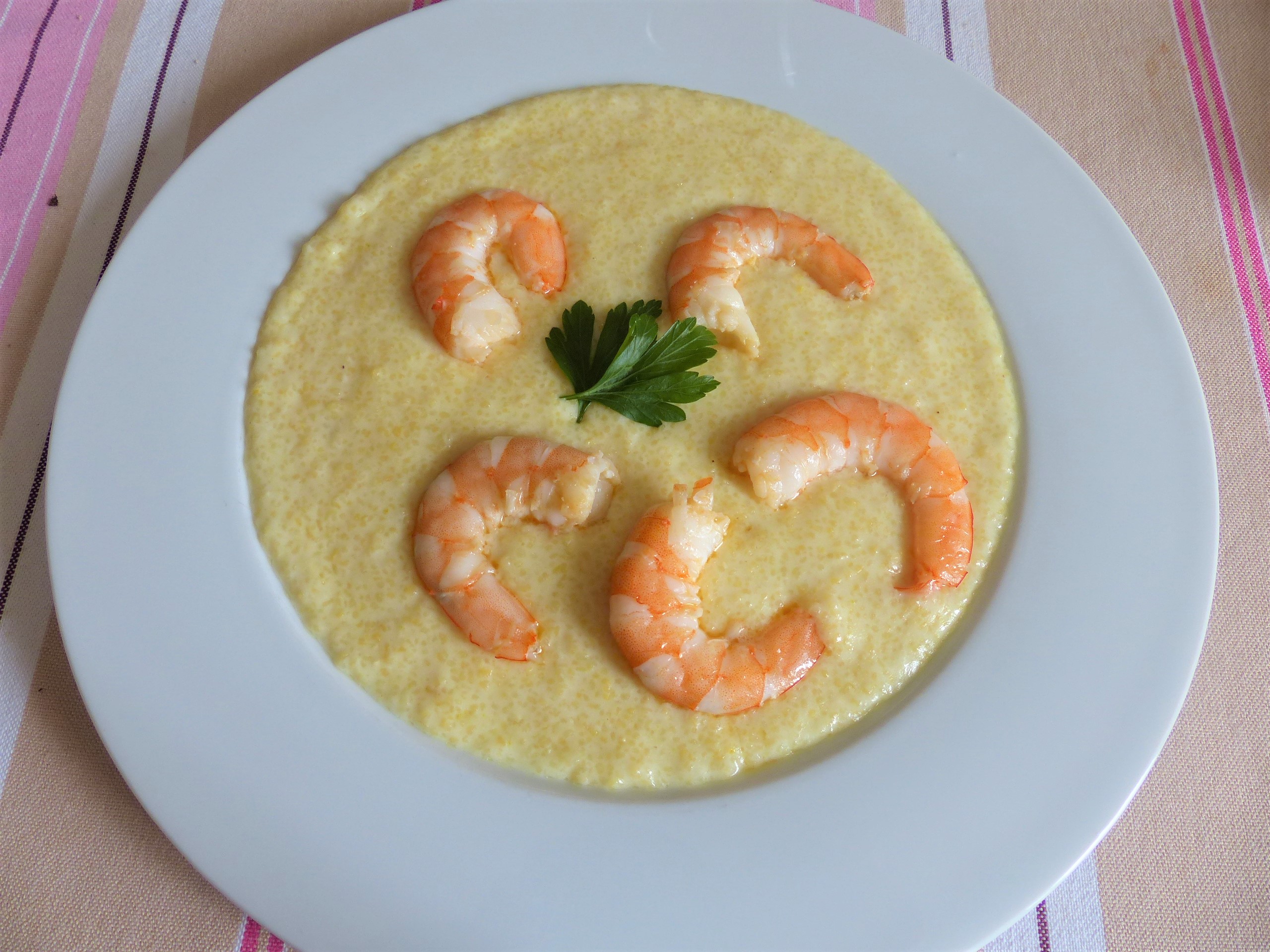 Polenta crémeuse au lait de coco et crevettes