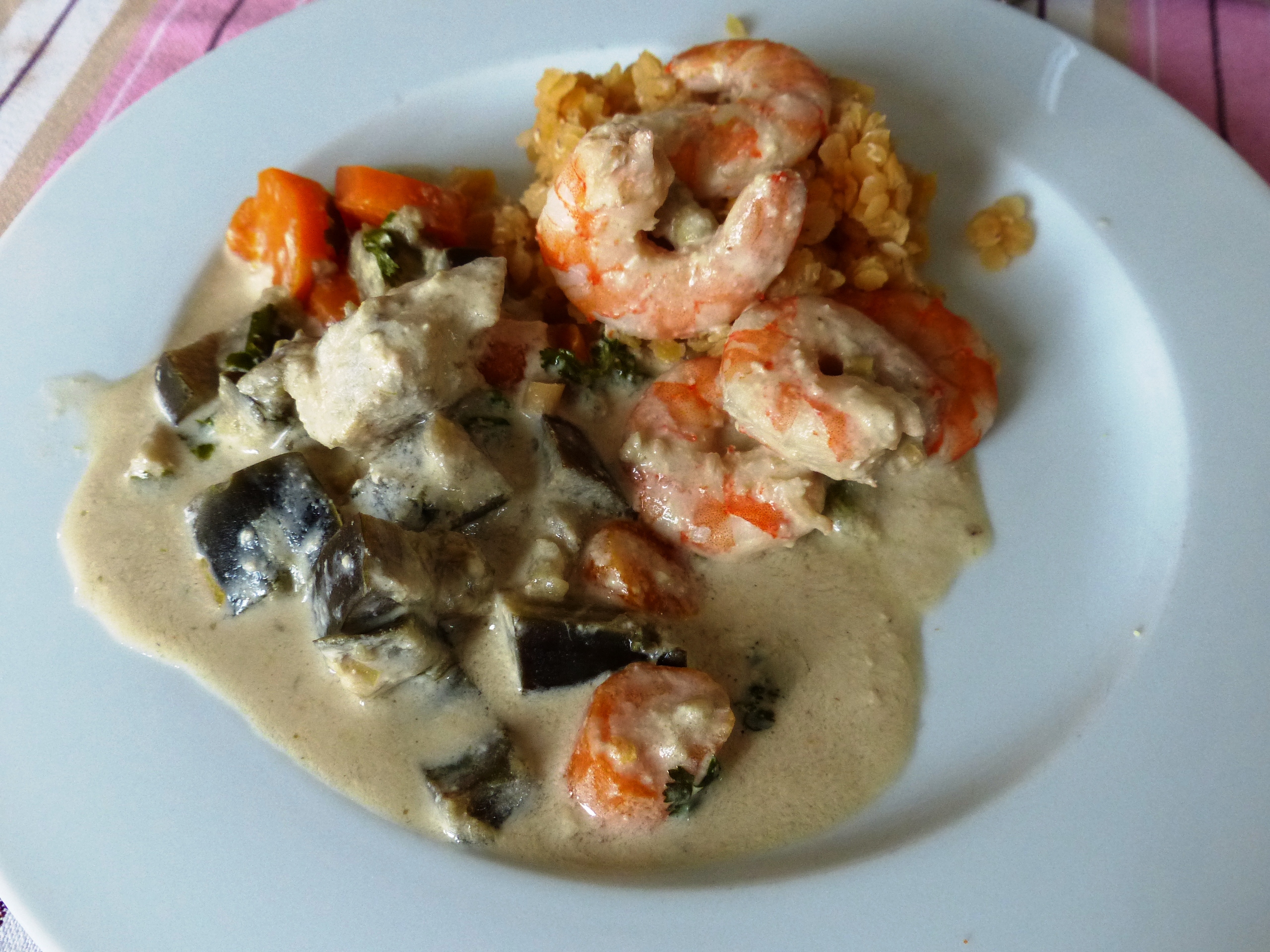 Crevettes aux aubergines, carottes et curry vert