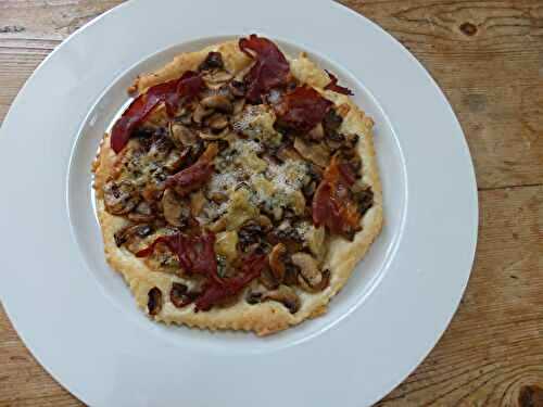 Tarte fine aux champignons, speck et bleu d’auvergne