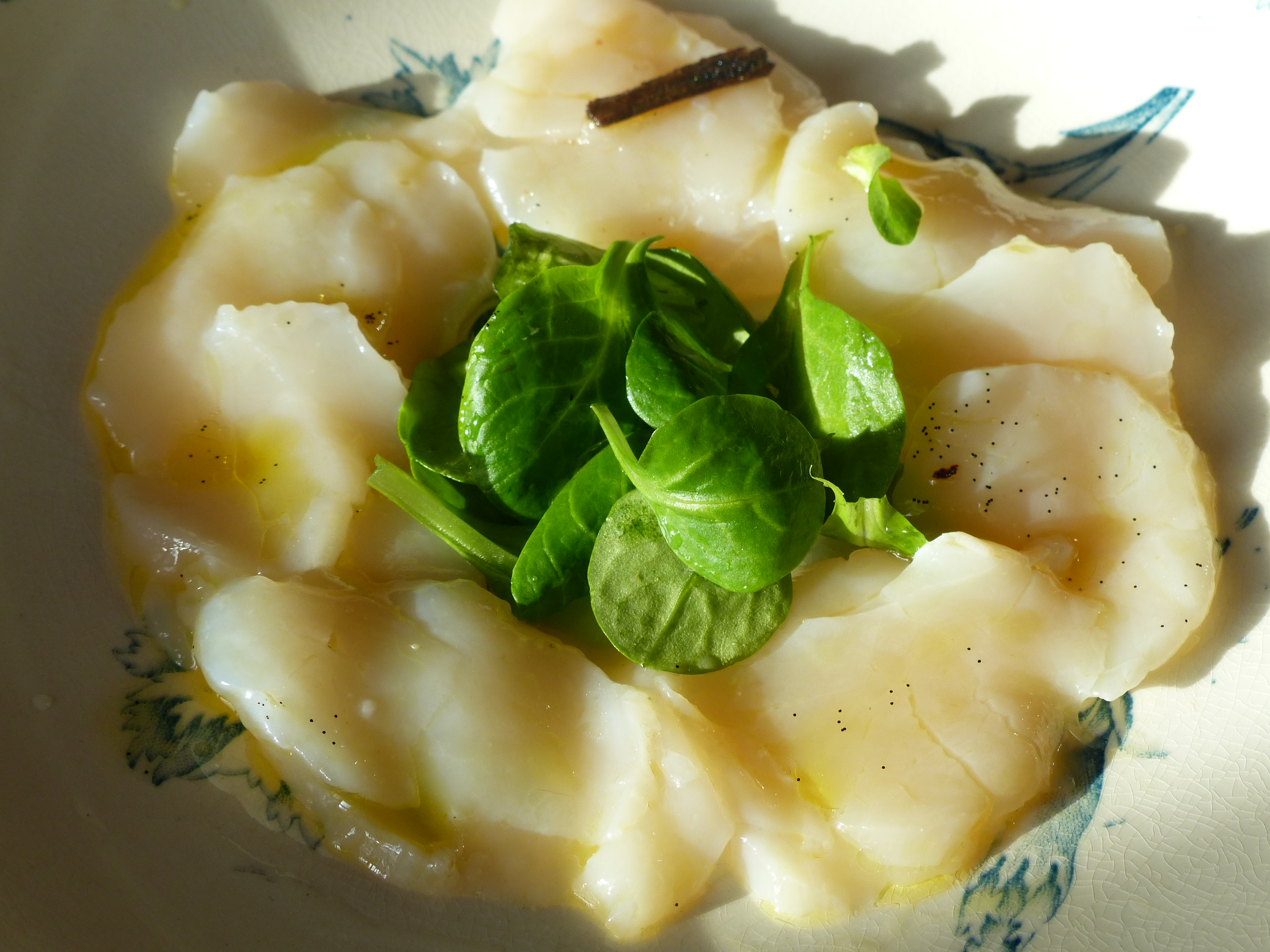 Carpaccio de Saint Jacques à la vanille et fruit de la passion