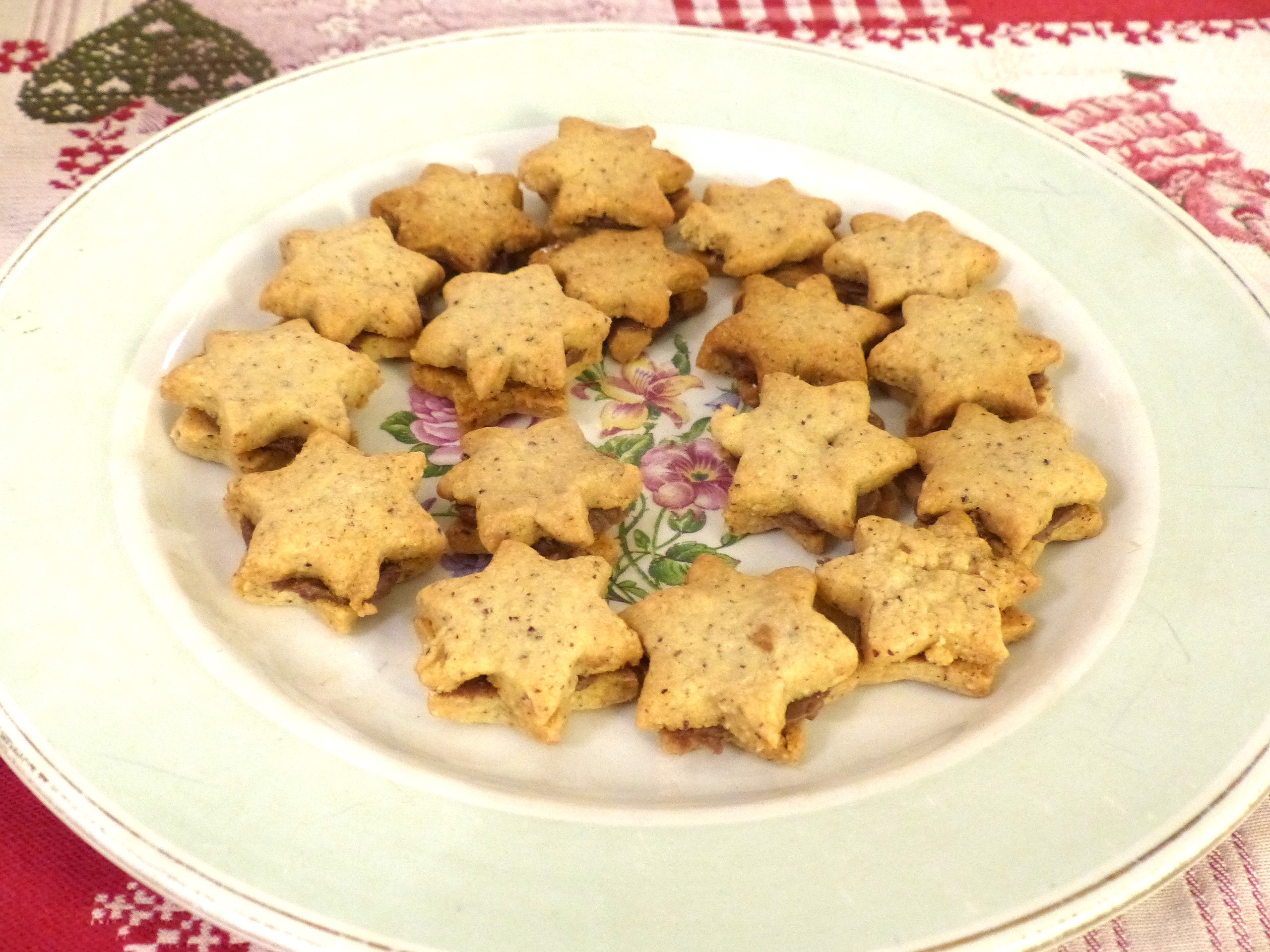 Sablés étoiles à la noisette et pâte à tartiner