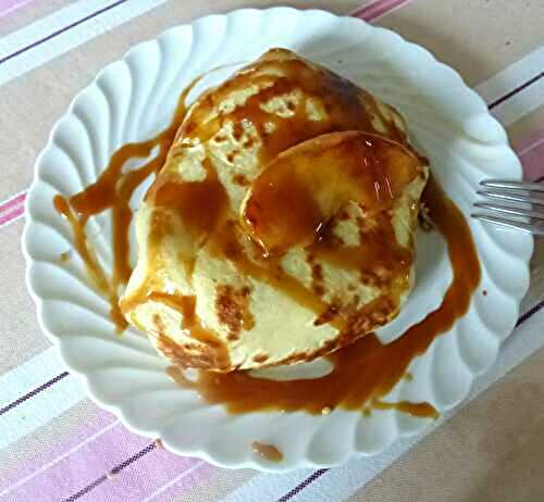 Ballotin de crêpes aux pommes sauce caramel beurre salé