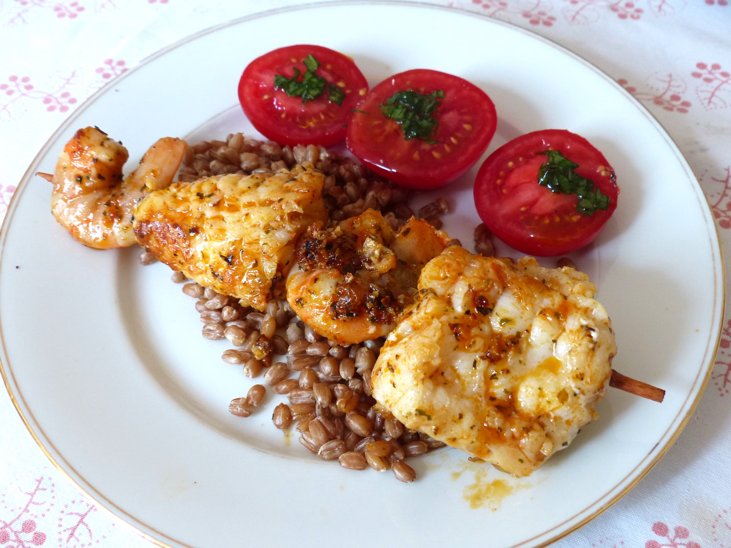 Brochettes de lotte aux crevettes marinées