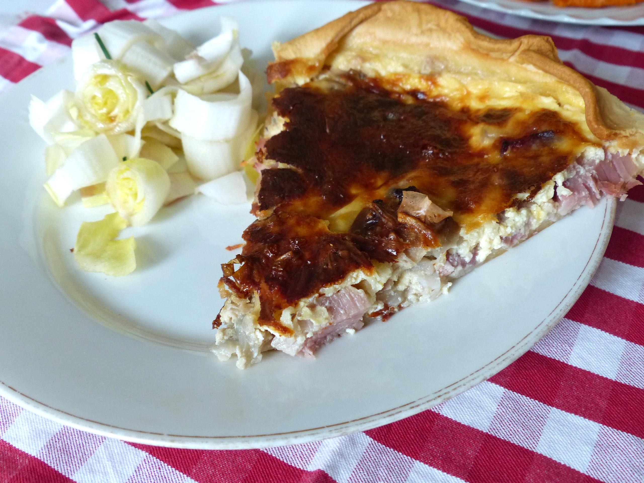 Quiche aux oignons rouges et speck