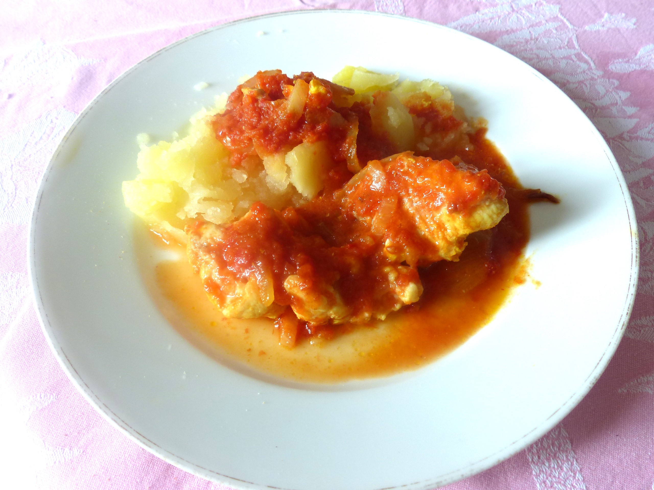 Congre à la tomate et aux oignons