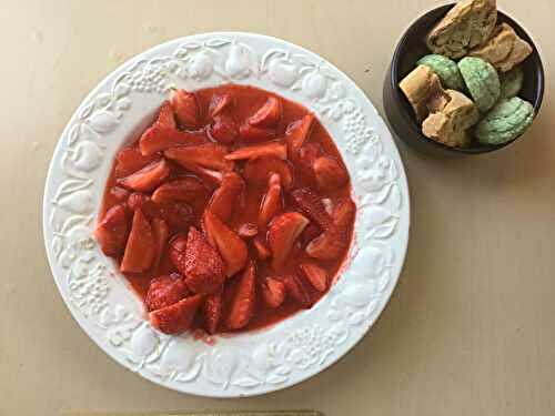Fraises en soupe au citron vert et basilic
