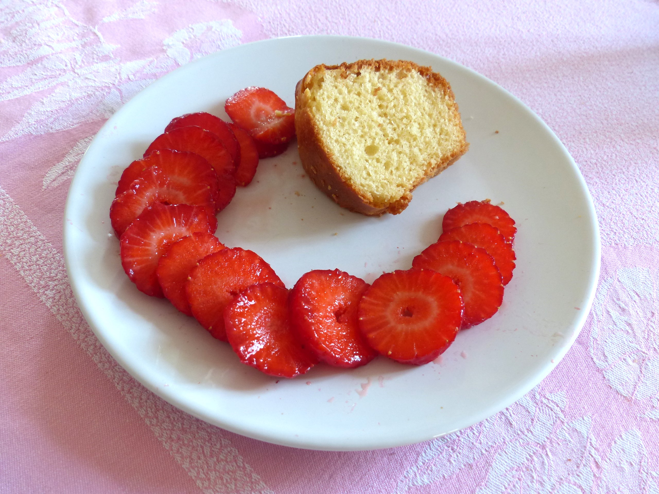 Brioche parfumée au citron et carpaccio de fraises