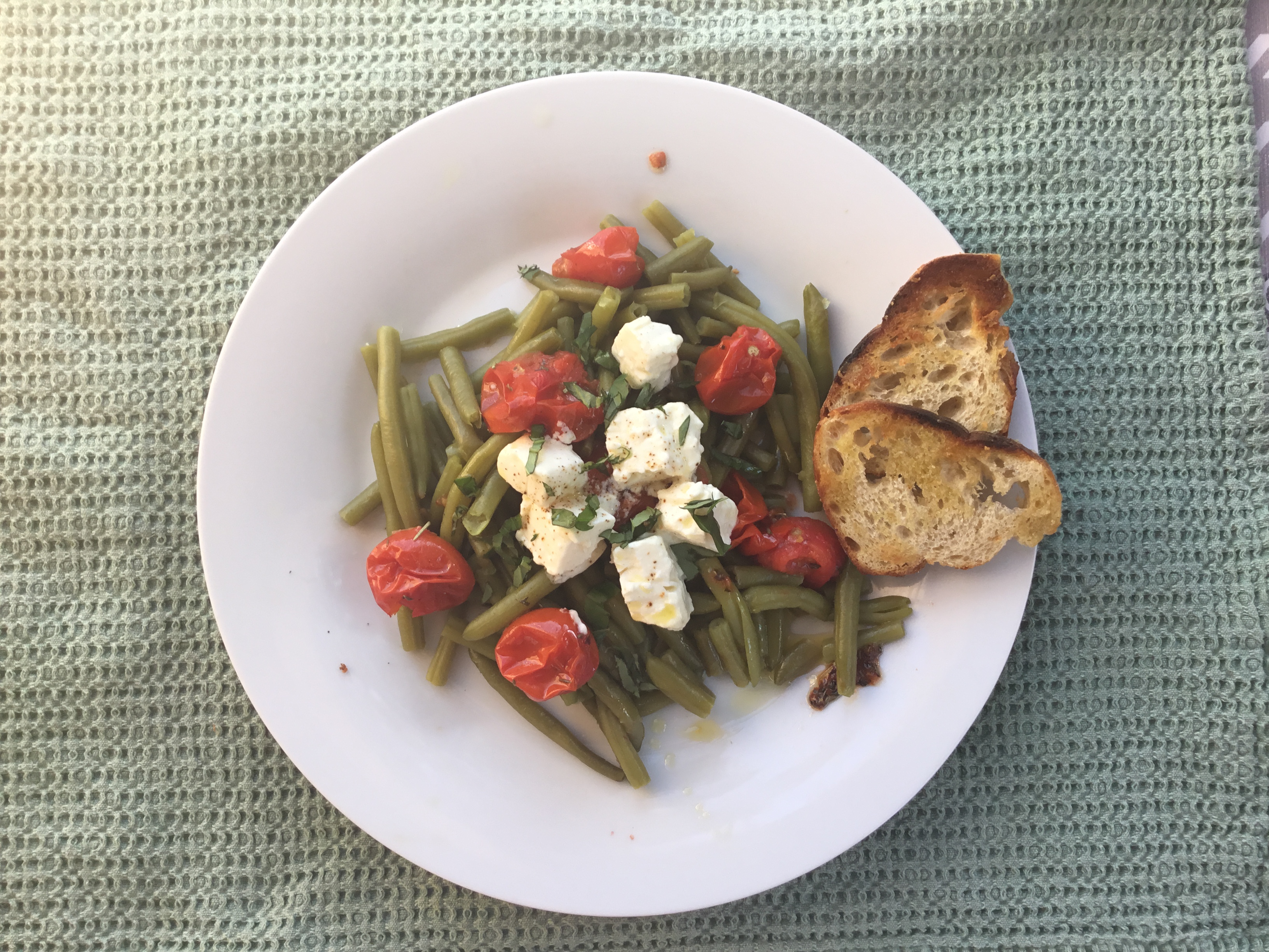 Salade de haricots verts, tomates cerises et fêta