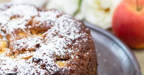 Gâteau d'automne aux pommes, raisin et noisettes