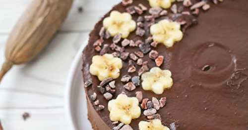 Gâteau végétalien cru au cacao, banane et avocat